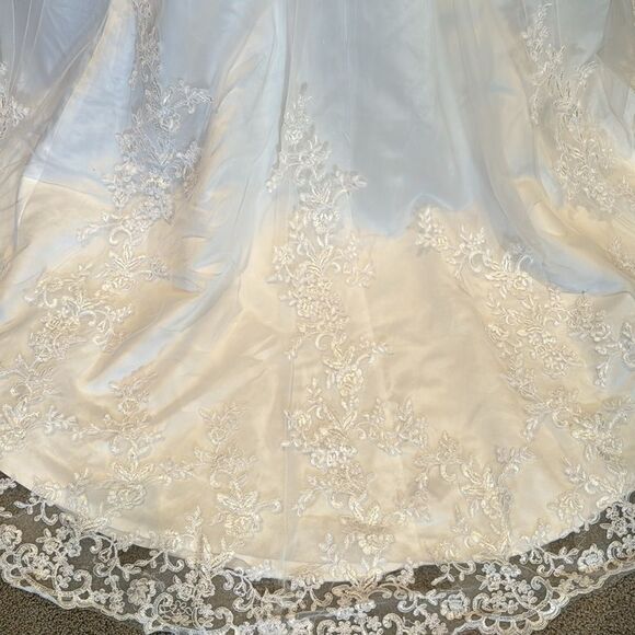 Women’s White Sweetheart Neckline Wedding Dress Zip Back Train Size 6 NWT - Picture 7 of 11
